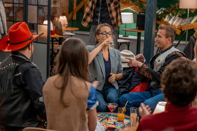 Nekonečný seriál Ulice sleduje dramatické osudy několika spřátelených rodin žijících v sousedstvi
Nekonečný seriál Ulice sleduje dramatické osudy několika spřátelených rodin žijících v sousedstvi