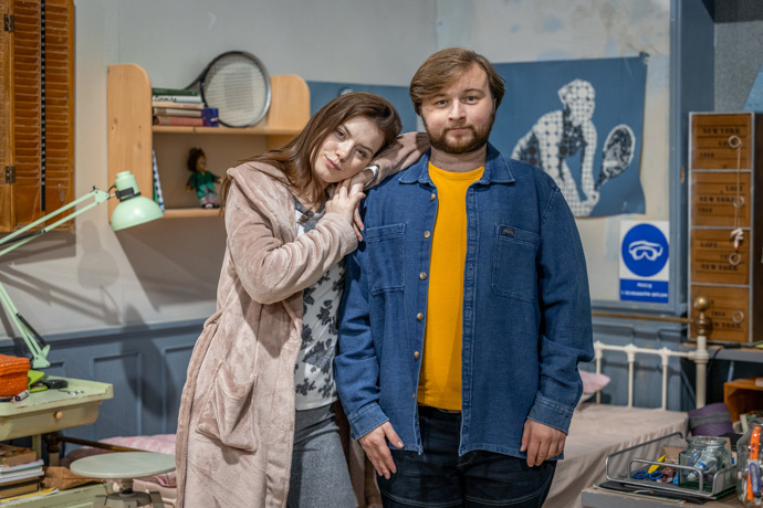 Nekonečný seriál Ulice sleduje dramatické osudy několika spřátelených rodin žijících v sousedstvi
Nekonečný seriál Ulice sleduje dramatické osudy několika spřátelených rodin žijících v sousedstvi
