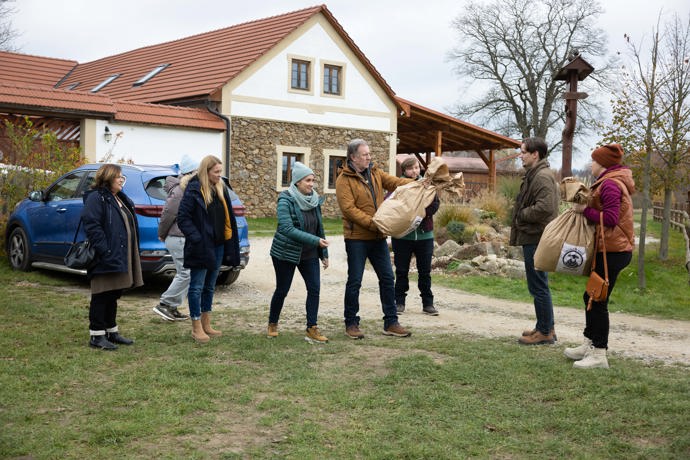 Nekonečný seriál Ulice sleduje dramatické osudy několika spřátelených rodin žijících v sousedstvi
Nekonečný seriál Ulice sleduje dramatické osudy několika spřátelených rodin žijících v sousedstvi