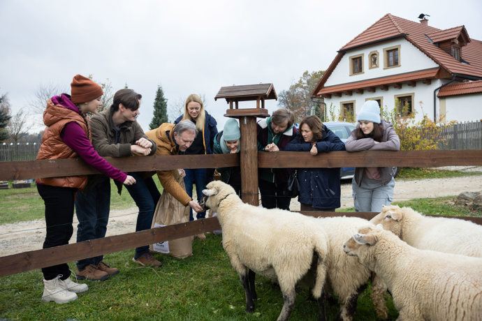 Nekonečný seriál Ulice sleduje dramatické osudy několika spřátelených rodin žijících v sousedstvi
Nekonečný seriál Ulice sleduje dramatické osudy několika spřátelených rodin žijících v sousedstvi