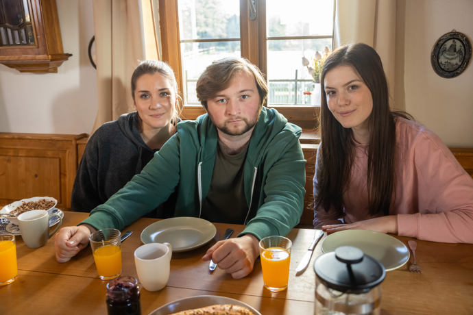Nekonečný seriál Ulice sleduje dramatické osudy několika spřátelených rodin žijících v sousedstvi
Nekonečný seriál Ulice sleduje dramatické osudy několika spřátelených rodin žijících v sousedstvi