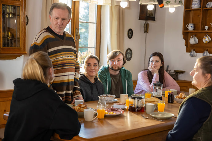 Nekonečný seriál Ulice sleduje dramatické osudy několika spřátelených rodin žijících v sousedstvi
Nekonečný seriál Ulice sleduje dramatické osudy několika spřátelených rodin žijících v sousedstvi