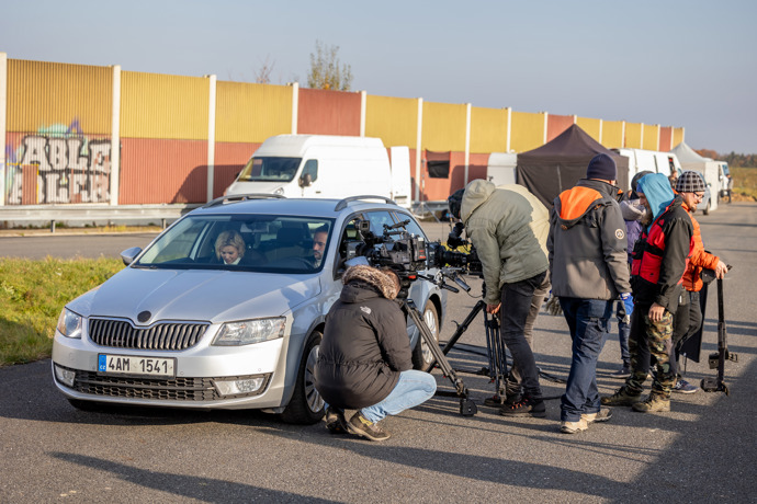 Nekonečný seriál Ulice sleduje dramatické osudy několika rodin žijících v sousedství
