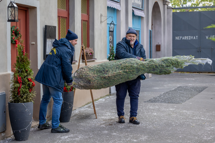 Nekonečný seriál Ulice sleduje dramatické osudy několika rodin žijících v sousedství
