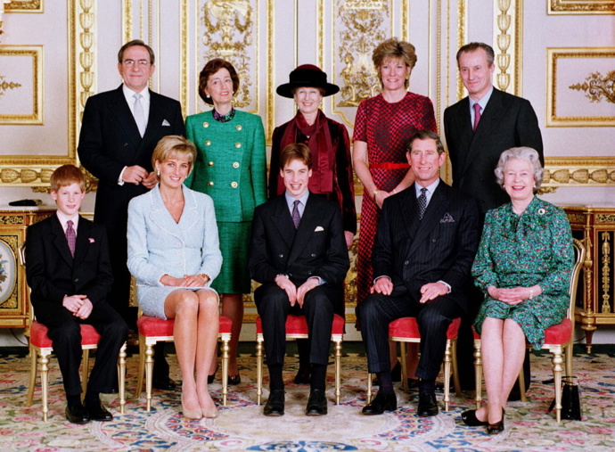 Oficiální portrét královské rodiny v den konfirmace prince Williama, 1997
Oficiální portrét královské rodiny v den konfirmace prince Williama, 1997