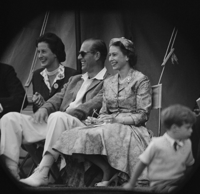 Královna Alžběta a princ Philip sledují kriketový zápas na Highclere Castle v Hampshire, 1958
Královna Alžběta a princ Philip sledují kriketový zápas na Highclere Castle v Hampshire, 1958