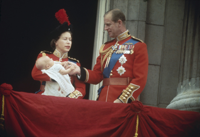 Alžběta, Philip a princ Edward na Trooping of the Colour v roce 1964.
Alžběta, Philip a princ Edward na Trooping of the Colour v roce 1964.
