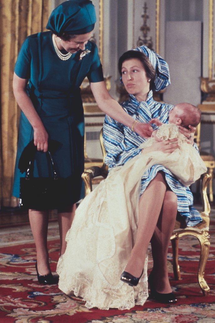 Královna Alžběta s dcerou princeznou Anne a vnukem v roce 1977.
Královna Alžběta s dcerou princeznou Anne a vnukem v roce 1977.