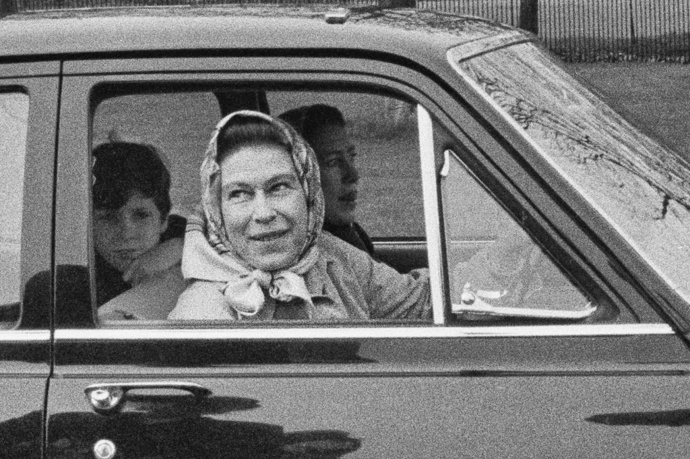 Královna Alžběta za volantem, 1973.
Královna Alžběta za volantem, 1973.