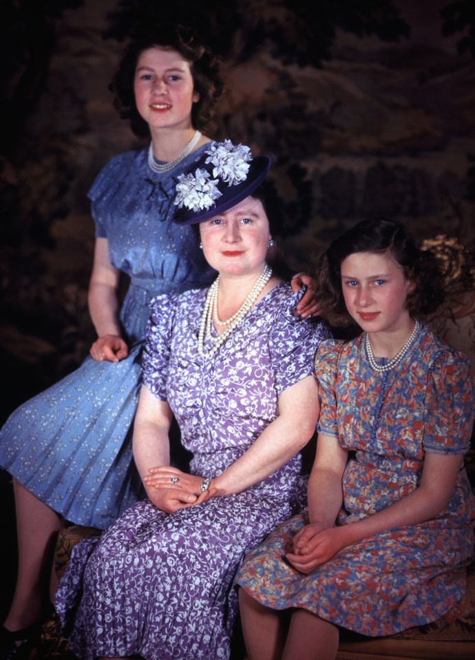 Královna matka s dcerami, 1946.
Královna matka s dcerami, 1946.