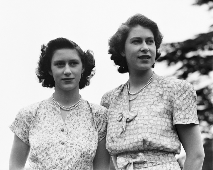 Alžběta se sestrou, 1946.
Alžběta se sestrou, 1946.