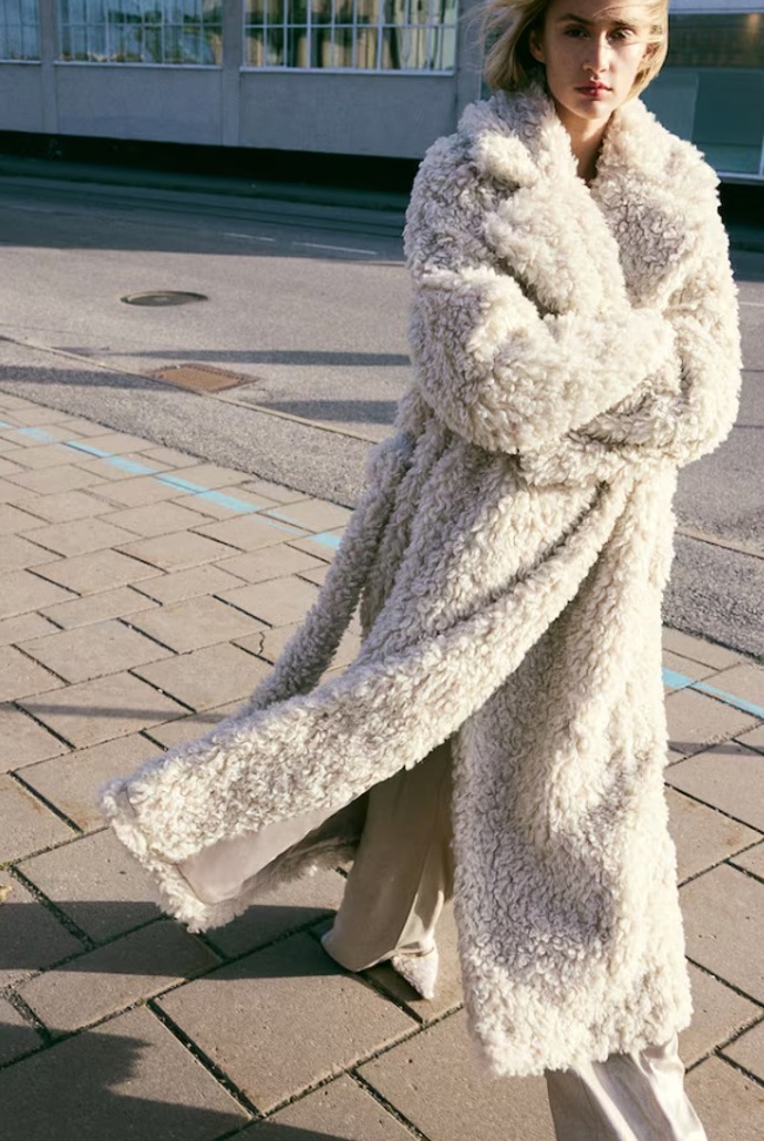 Huňatý kabát s vázacím páskem, H&M, 2 199 Kč
