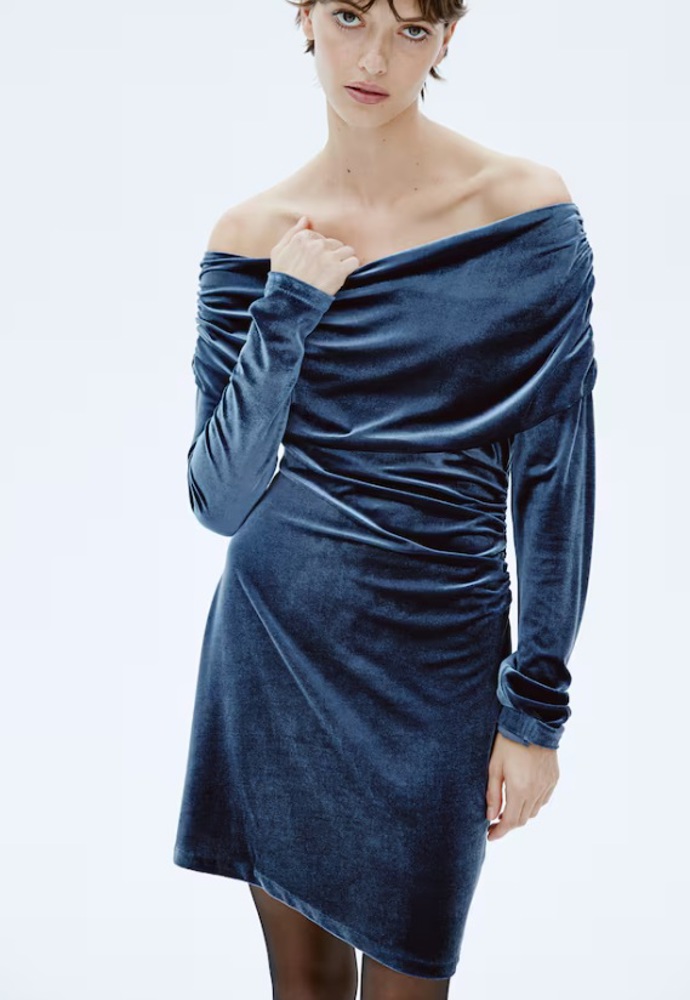 Velurové šaty odhalující jedno rameno, H&M, 479 Kč
