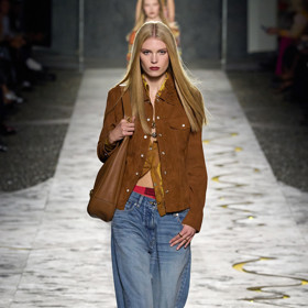 Semišové svrchníky: Versace jaro/léto 2025
