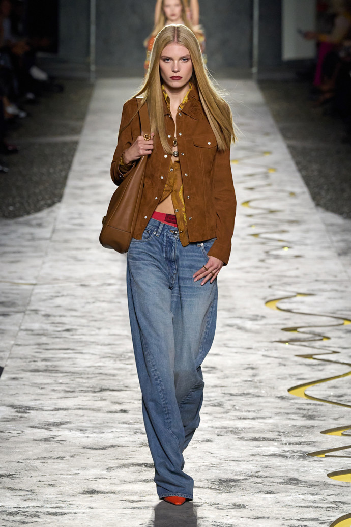 Semišové svrchníky: Versace jaro/léto 2025
