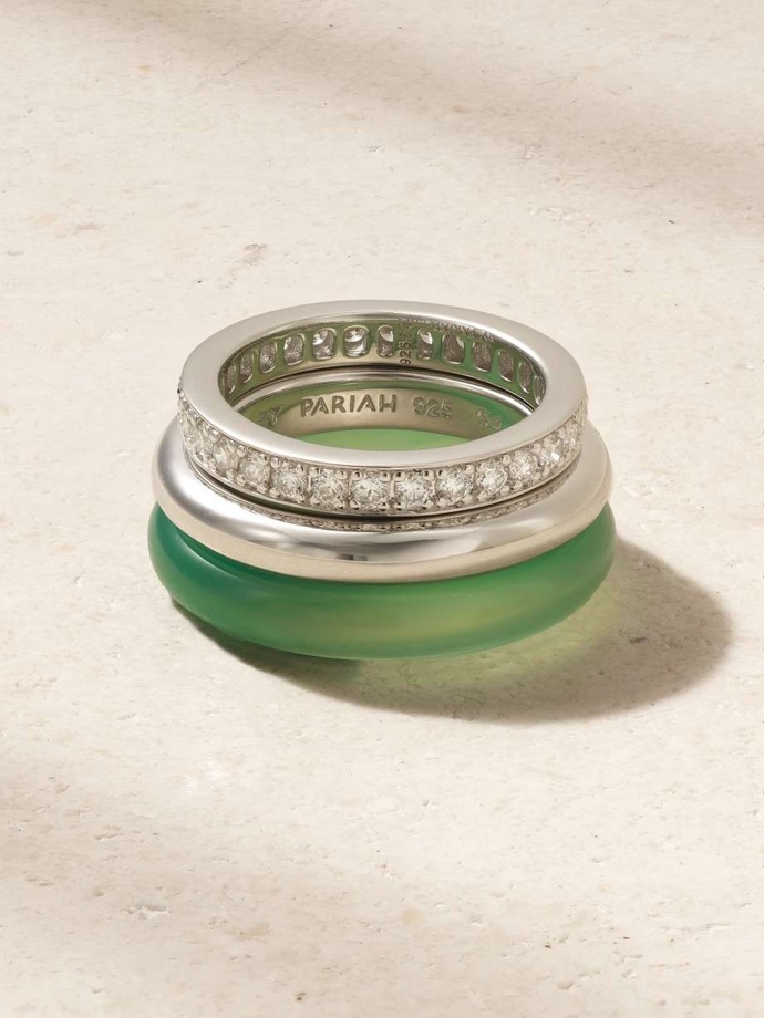 Prsten Kalahari set of three sterling silver, chalcedony and diamond rings, By Pariah, 6750 eur
Prsten Kalahari set of three sterling silver, chalcedony and diamond rings, By Pariah, 6750 eur