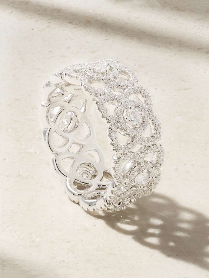 Enchanted Lotus 18-karat white gold diamond ring, De Beers Jewellers, 9900 eur
Enchanted Lotus 18-karat white gold diamond ring, De Beers Jewellers, 9900 eur