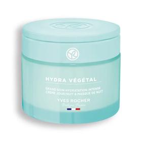 Intenzivní hydratační péče na den a noc Yves Rocher (75 ml, 499 Kč). Od první aplikace je pleť intenzivně hydratovaná, svěží a rozzářená. Jemné linky způsobené dehydratcí jsou redukovány díky hydratačním účinkům kosmatcovníku, který ukládá vodu v jádru pleti, rozptyluje ji do všech vrstev epidermis a omezuje její odpařování pro kontinuální hydrataci.
