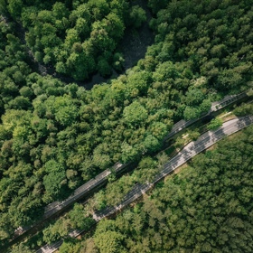 Cyklostezka je jako bílá křivka – historický kanál dostal nový život.
Cyklostezka je jako bílá křivka – historický kanál dostal nový život.