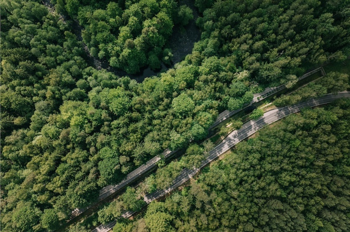 Cyklostezka je jako bílá křivka – historický kanál dostal nový život.
Cyklostezka je jako bílá křivka – historický kanál dostal nový život.