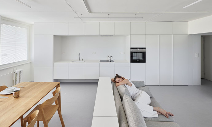 Rekonstrukce panelového bytu nemusí být nudná! Architekti René Dlesk a Tamara Kolaříková vytvořili pro paní H a její dva syny moderní a minimalistický prostor, kde se potkává funkčnost, estetika a osobitost. Odvážná změna dispozic přinesla více soukromí a svěží atmosféru.
Rekonstrukce panelového bytu nemusí být nudná! Architekti René Dlesk a Tamara Kolaříková vytvořili pro paní H a její dva syny moderní a minimalistický prostor, kde se potkává funkčnost, estetika a osobitost. Odvážná změna dispozic přinesla více soukromí a svěží atmosféru.