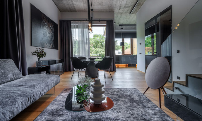 Projekt rekonstrukce mezonetového bytu v Praze přetvořil interiér v luxusní prostor s důrazem na kvalitní materiály a provedení. Majitel si přál moderní bydlení s prostorným sprchovým koutem, saunou a pánskou šatnou. Skleněný nábytek, kouřová zrcadla a designová svítidla vytvářejí harmonický celek.
Projekt rekonstrukce mezonetového bytu v Praze přetvořil interiér v luxusní prostor s důrazem na kvalitní materiály a provedení. Majitel si přál moderní bydlení s prostorným sprchovým koutem, saunou a pánskou šatnou. Skleněný nábytek, kouřová zrcadla a designová svítidla vytvářejí harmonický celek.