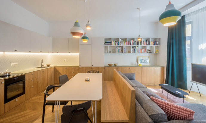 Projekt "Různé tváře růžové" v Benešově, navržený architektem Michalem Rouhou z ateliéru Momentura, představuje interiér založený na jednoduchosti a střídmosti. Dominantním materiálem je dub, použitý na podlaze i nábytku, doplněný bílými prvky a jemnými barevnými akcenty.
Projekt "Různé tváře růžové" v Benešově, navržený architektem Michalem Rouhou z ateliéru Momentura, představuje interiér založený na jednoduchosti a střídmosti. Dominantním materiálem je dub, použitý na podlaze i nábytku, doplněný bílými prvky a jemnými barevnými akcenty.