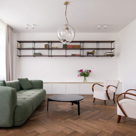Může moderní interiér ctít ducha historické architektury? Studio Komon architekti ukazuje, že ano. Rekonstrukce bytu v modernistické vile z počátku 20. století přinesla spojení kvalitních materiálů, čistých linií a pocty odkazu Jana Kotěry.
