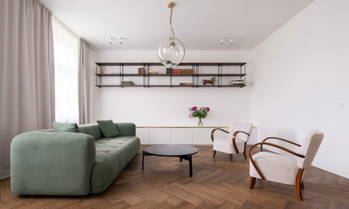 Může moderní interiér ctít ducha historické architektury? Studio Komon architekti ukazuje, že ano. Rekonstrukce bytu v modernistické vile z počátku 20. století přinesla spojení kvalitních materiálů, čistých linií a pocty odkazu Jana Kotěry.
