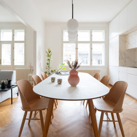 Studio COSMO proměnilo byt z 30. let v pražské Bubenči v moderní domov, který si zachovává historický šarm. Přečtěte si, jak architekti skloubili původní prvky s novým designem a vytvořili unikátní prostor plný elegance a funkčnosti.
Studio COSMO proměnilo byt z 30. let v pražské Bubenči v moderní domov, který si zachovává historický šarm. Přečtěte si, jak architekti skloubili původní prvky s novým designem a vytvořili unikátní prostor plný elegance a funkčnosti.