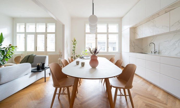 Studio COSMO proměnilo byt z 30. let v pražské Bubenči v moderní domov, který si zachovává historický šarm. Přečtěte si, jak architekti skloubili původní prvky s novým designem a vytvořili unikátní prostor plný elegance a funkčnosti.
Studio COSMO proměnilo byt z 30. let v pražské Bubenči v moderní domov, který si zachovává historický šarm. Přečtěte si, jak architekti skloubili původní prvky s novým designem a vytvořili unikátní prostor plný elegance a funkčnosti.