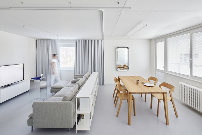 Rekonstrukce panelového bytu nemusí být nudná! Architekti René Dlesk a Tamara Kolaříková vytvořili pro paní H a její dva syny moderní a minimalistický prostor, kde se potkává funkčnost, estetika a osobitost. Odvážná změna dispozic přinesla více soukromí a svěží atmosféru.
Rekonstrukce panelového bytu nemusí být nudná! Architekti René Dlesk a Tamara Kolaříková vytvořili pro paní H a její dva syny moderní a minimalistický prostor, kde se potkává funkčnost, estetika a osobitost. Odvážná změna dispozic přinesla více soukromí a svěží atmosféru.