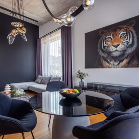 Projekt rekonstrukce mezonetového bytu v Praze přetvořil interiér v luxusní prostor s důrazem na kvalitní materiály a provedení. Majitel si přál moderní bydlení s prostorným sprchovým koutem, saunou a pánskou šatnou. Skleněný nábytek, kouřová zrcadla a designová svítidla vytvářejí harmonický celek.
Projekt rekonstrukce mezonetového bytu v Praze přetvořil interiér v luxusní prostor s důrazem na kvalitní materiály a provedení. Majitel si přál moderní bydlení s prostorným sprchovým koutem, saunou a pánskou šatnou. Skleněný nábytek, kouřová zrcadla a designová svítidla vytvářejí harmonický celek.