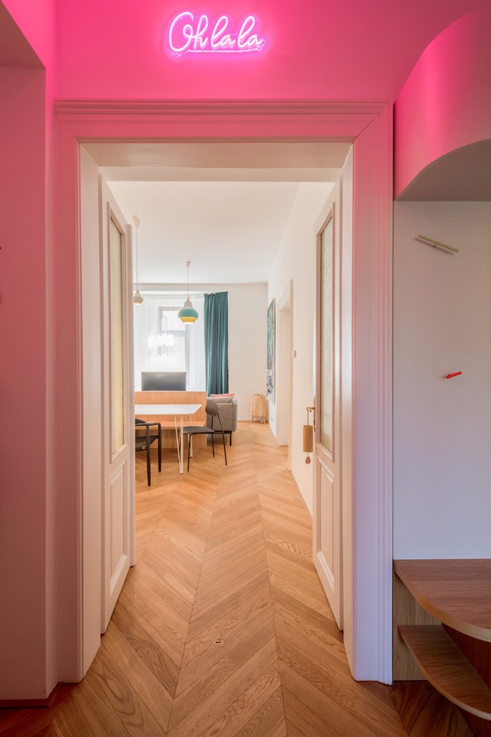 Projekt "Různé tváře růžové" v Benešově, navržený architektem Michalem Rouhou z ateliéru Momentura, představuje interiér založený na jednoduchosti a střídmosti. Dominantním materiálem je dub, použitý na podlaze i nábytku, doplněný bílými prvky a jemnými barevnými akcenty.
Projekt "Různé tváře růžové" v Benešově, navržený architektem Michalem Rouhou z ateliéru Momentura, představuje interiér založený na jednoduchosti a střídmosti. Dominantním materiálem je dub, použitý na podlaze i nábytku, doplněný bílými prvky a jemnými barevnými akcenty.