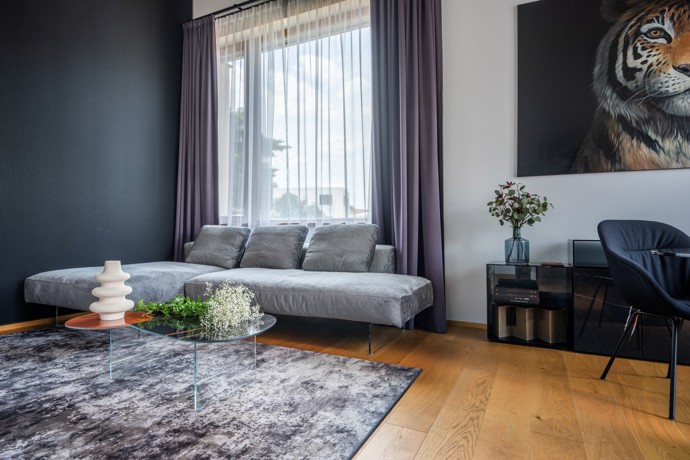 Projekt rekonstrukce mezonetového bytu v Praze přetvořil interiér v luxusní prostor s důrazem na kvalitní materiály a provedení. Majitel si přál moderní bydlení s prostorným sprchovým koutem, saunou a pánskou šatnou. Skleněný nábytek, kouřová zrcadla a designová svítidla vytvářejí harmonický celek.
Projekt rekonstrukce mezonetového bytu v Praze přetvořil interiér v luxusní prostor s důrazem na kvalitní materiály a provedení. Majitel si přál moderní bydlení s prostorným sprchovým koutem, saunou a pánskou šatnou. Skleněný nábytek, kouřová zrcadla a designová svítidla vytvářejí harmonický celek.
