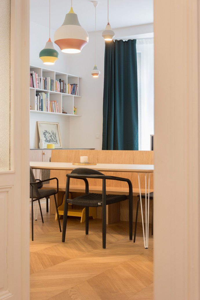 Projekt "Různé tváře růžové" v Benešově, navržený architektem Michalem Rouhou z ateliéru Momentura, představuje interiér založený na jednoduchosti a střídmosti. Dominantním materiálem je dub, použitý na podlaze i nábytku, doplněný bílými prvky a jemnými barevnými akcenty.
Projekt "Různé tváře růžové" v Benešově, navržený architektem Michalem Rouhou z ateliéru Momentura, představuje interiér založený na jednoduchosti a střídmosti. Dominantním materiálem je dub, použitý na podlaze i nábytku, doplněný bílými prvky a jemnými barevnými akcenty.