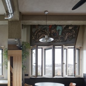 Architekti využili skeletovou konstrukci domu k vytvoření otevřeného prostoru bez pevných příček. Vestavěné úložné prostory, spací patro a multifunkční nábytek umožnily maximalizovat obytnou plochu a zajistit soukromí pro každého člena rodiny. 
