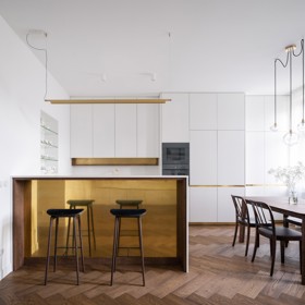 Může moderní interiér ctít ducha historické architektury? Studio Komon architekti ukazuje, že ano. Rekonstrukce bytu v modernistické vile z počátku 20. století přinesla spojení kvalitních materiálů, čistých linií a pocty odkazu Jana Kotěry.
