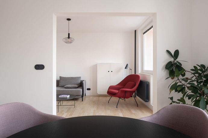 Z klasického panelákového bytu 3+1 s umakartovým jádrem architekti vytvořili plynulý čistý prostor bez zbytečností. Kombinace barev a materiálů a zaoblených tvarů jemně rozehrává jinak elementární interiér. Zadáním bylo vytvořit jednoduchý, čistý prostor, nenáročný na údržbu. Byt i po začátku užívání zůstává bez doplňků, protože tak dle investora naplňuje svou minimalistickou podobu.
