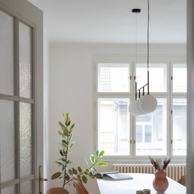 Studio COSMO proměnilo byt z 30. let v pražské Bubenči v moderní domov, který si zachovává historický šarm. Přečtěte si, jak architekti skloubili původní prvky s novým designem a vytvořili unikátní prostor plný elegance a funkčnosti.
Studio COSMO proměnilo byt z 30. let v pražské Bubenči v moderní domov, který si zachovává historický šarm. Přečtěte si, jak architekti skloubili původní prvky s novým designem a vytvořili unikátní prostor plný elegance a funkčnosti.
