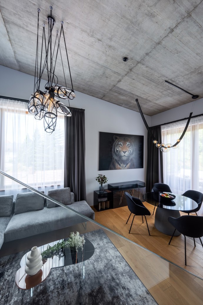 Projekt rekonstrukce mezonetového bytu v Praze přetvořil interiér v luxusní prostor s důrazem na kvalitní materiály a provedení. Majitel si přál moderní bydlení s prostorným sprchovým koutem, saunou a pánskou šatnou. Skleněný nábytek, kouřová zrcadla a designová svítidla vytvářejí harmonický celek.
Projekt rekonstrukce mezonetového bytu v Praze přetvořil interiér v luxusní prostor s důrazem na kvalitní materiály a provedení. Majitel si přál moderní bydlení s prostorným sprchovým koutem, saunou a pánskou šatnou. Skleněný nábytek, kouřová zrcadla a designová svítidla vytvářejí harmonický celek.