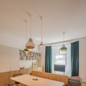 Projekt "Různé tváře růžové" v Benešově, navržený architektem Michalem Rouhou z ateliéru Momentura, představuje interiér založený na jednoduchosti a střídmosti. Dominantním materiálem je dub, použitý na podlaze i nábytku, doplněný bílými prvky a jemnými barevnými akcenty.
Projekt "Různé tváře růžové" v Benešově, navržený architektem Michalem Rouhou z ateliéru Momentura, představuje interiér založený na jednoduchosti a střídmosti. Dominantním materiálem je dub, použitý na podlaze i nábytku, doplněný bílými prvky a jemnými barevnými akcenty.