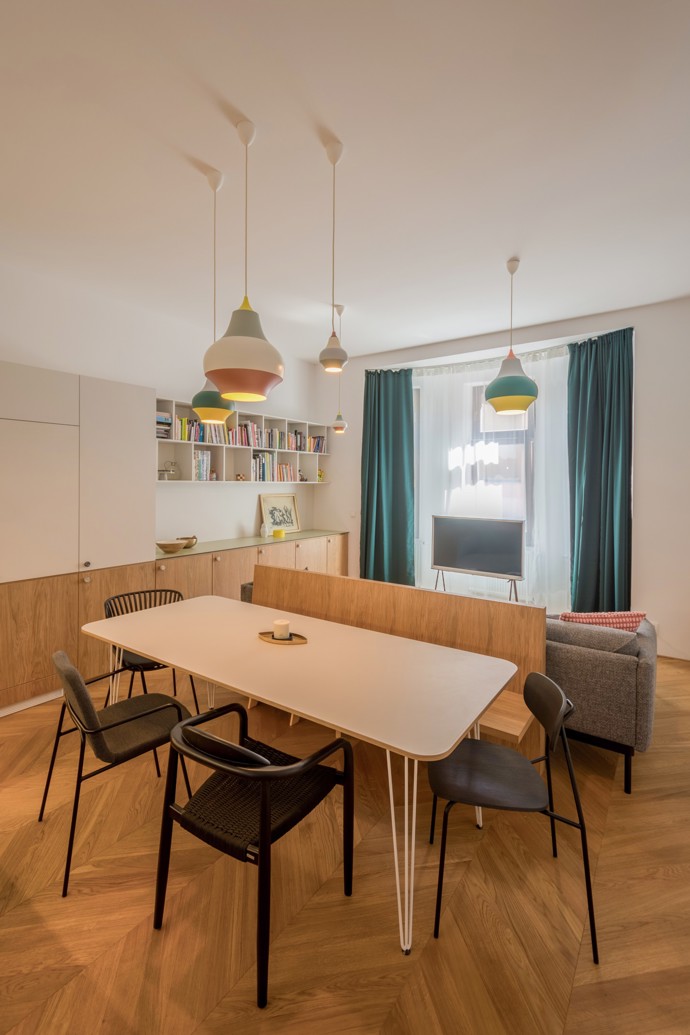 Projekt "Různé tváře růžové" v Benešově, navržený architektem Michalem Rouhou z ateliéru Momentura, představuje interiér založený na jednoduchosti a střídmosti. Dominantním materiálem je dub, použitý na podlaze i nábytku, doplněný bílými prvky a jemnými barevnými akcenty.
Projekt "Různé tváře růžové" v Benešově, navržený architektem Michalem Rouhou z ateliéru Momentura, představuje interiér založený na jednoduchosti a střídmosti. Dominantním materiálem je dub, použitý na podlaze i nábytku, doplněný bílými prvky a jemnými barevnými akcenty.
