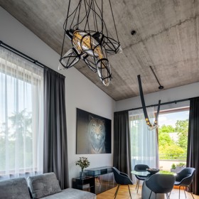 Projekt rekonstrukce mezonetového bytu v Praze přetvořil interiér v luxusní prostor s důrazem na kvalitní materiály a provedení. Majitel si přál moderní bydlení s prostorným sprchovým koutem, saunou a pánskou šatnou. Skleněný nábytek, kouřová zrcadla a designová svítidla vytvářejí harmonický celek.
Projekt rekonstrukce mezonetového bytu v Praze přetvořil interiér v luxusní prostor s důrazem na kvalitní materiály a provedení. Majitel si přál moderní bydlení s prostorným sprchovým koutem, saunou a pánskou šatnou. Skleněný nábytek, kouřová zrcadla a designová svítidla vytvářejí harmonický celek.