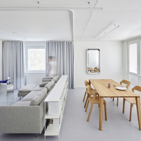Rekonstrukce panelového bytu nemusí být nudná! Architekti René Dlesk a Tamara Kolaříková vytvořili pro paní H a její dva syny moderní a minimalistický prostor, kde se potkává funkčnost, estetika a osobitost. Odvážná změna dispozic přinesla více soukromí a svěží atmosféru.
Rekonstrukce panelového bytu nemusí být nudná! Architekti René Dlesk a Tamara Kolaříková vytvořili pro paní H a její dva syny moderní a minimalistický prostor, kde se potkává funkčnost, estetika a osobitost. Odvážná změna dispozic přinesla více soukromí a svěží atmosféru.