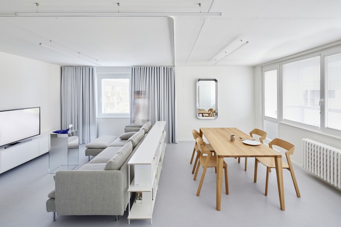 Rekonstrukce panelového bytu nemusí být nudná! Architekti René Dlesk a Tamara Kolaříková vytvořili pro paní H a její dva syny moderní a minimalistický prostor, kde se potkává funkčnost, estetika a osobitost. Odvážná změna dispozic přinesla více soukromí a svěží atmosféru.
Rekonstrukce panelového bytu nemusí být nudná! Architekti René Dlesk a Tamara Kolaříková vytvořili pro paní H a její dva syny moderní a minimalistický prostor, kde se potkává funkčnost, estetika a osobitost. Odvážná změna dispozic přinesla více soukromí a svěží atmosféru.