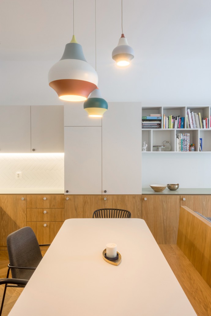 Projekt "Různé tváře růžové" v Benešově, navržený architektem Michalem Rouhou z ateliéru Momentura, představuje interiér založený na jednoduchosti a střídmosti. Dominantním materiálem je dub, použitý na podlaze i nábytku, doplněný bílými prvky a jemnými barevnými akcenty.
Projekt "Různé tváře růžové" v Benešově, navržený architektem Michalem Rouhou z ateliéru Momentura, představuje interiér založený na jednoduchosti a střídmosti. Dominantním materiálem je dub, použitý na podlaze i nábytku, doplněný bílými prvky a jemnými barevnými akcenty.