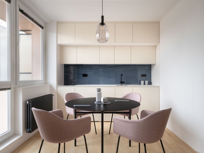 Z klasického panelákového bytu 3+1 s umakartovým jádrem architekti vytvořili plynulý čistý prostor bez zbytečností. Kombinace barev a materiálů a zaoblených tvarů jemně rozehrává jinak elementární interiér. Zadáním bylo vytvořit jednoduchý, čistý prostor, nenáročný na údržbu. Byt i po začátku užívání zůstává bez doplňků, protože tak dle investora naplňuje svou minimalistickou podobu.
