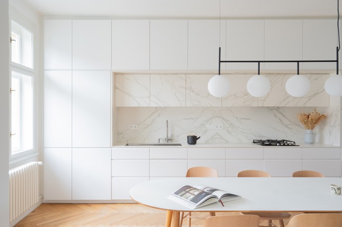 Studio COSMO proměnilo byt z 30. let v pražské Bubenči v moderní domov, který si zachovává historický šarm. Přečtěte si, jak architekti skloubili původní prvky s novým designem a vytvořili unikátní prostor plný elegance a funkčnosti.
Studio COSMO proměnilo byt z 30. let v pražské Bubenči v moderní domov, který si zachovává historický šarm. Přečtěte si, jak architekti skloubili původní prvky s novým designem a vytvořili unikátní prostor plný elegance a funkčnosti.