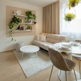 Zjistěte, jak architekti využili diagonální uspořádání a perforovaný plech k vytvoření iluze většího prostoru v malém bytě. Přečtěte si o odvážných barevných kombinacích a chytrých úložných řešení, které dělají z tohoto mikrobytu ideální startovací bydlení.
Zjistěte, jak architekti využili diagonální uspořádání a perforovaný plech k vytvoření iluze většího prostoru v malém bytě. Přečtěte si o odvážných barevných kombinacích a chytrých úložných řešení, které dělají z tohoto mikrobytu ideální startovací bydlení.
